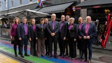 Bispemøtet i Den norske kirke utenfor London Pub i Oslo før det ble sagt unnskyld til skeive. Foto: Kirkerådet