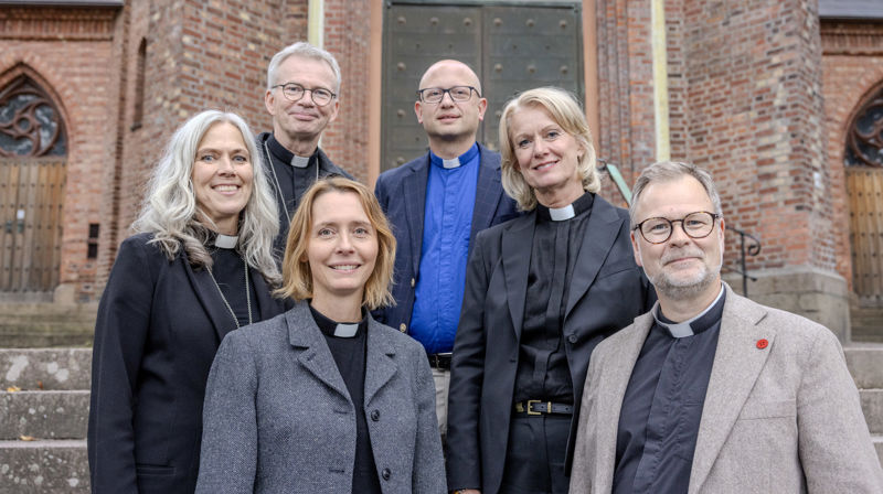 Fra venstre: Kristin Moen Saxegaard, Øystein Magelssen, Kjerstin Jensen, Stephen Sirris, Elisabeth Thorsen og Sveinung Hansen. Foto: Fingerspitz / Den norske kirke