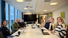 Venstre side, bispedømmekontorets representanter: Kristin Brønn (HR-leder), Eigil Morvik (stiftsdirektør), Michael Onsrud (avdelingsleder for kirke og samfunn) og Sveinung Hansen (domprost). Biskop Jan Otto Myrseth var ikke til stede denne gangen. Høyre side, styret i kirkevergelaget i Tunsberg: Julie Ulven (kirkeverge i Hole), Brooke Bakken (kirkeverge i Færder), Svein Askekjær (kirkeverge i Drammen) og Nina Brokhaug Røvang (kirkeverge i Modum).