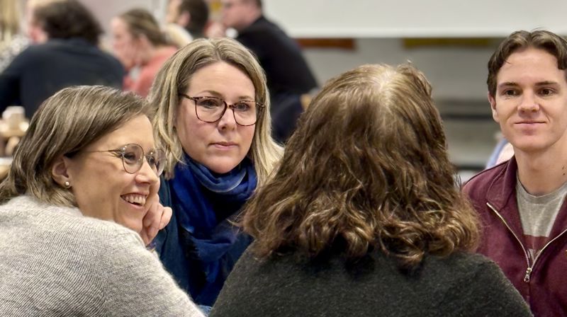 Deltakerne delte gode erfaringer i samtaler rundt bordene, ledet av prosessleder Sverre Roos Mangrud. Foto: Torill Landaasen