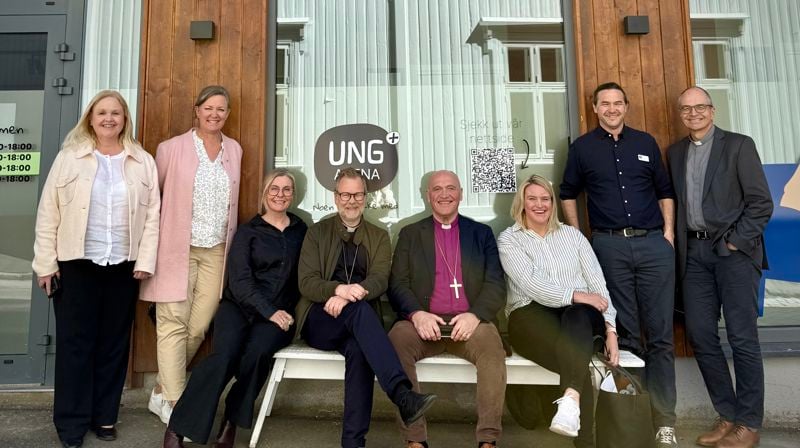 Ung Arena + er en tjeneste der Tønsberg kommune og Sykehuset i Vestfold jobber sammen for å bedre ungdommers psykiske helse. Fra venstre: Ruth Elisabeth Lien Myrvang, kirkeverge, Nina Elisabeth Reichelt, leder i menighetsrådet, Kari Seierstad, virksomhetsleder, Sveinung Hansen, domprost, Jan Otto Myrseth, biskop, Kristina Hansen-Nomme, kateket, Ole Hafell, diakon som jobber en dag i uken på Ung Arena +, og Michael Onsrud, kirkefagsjef.