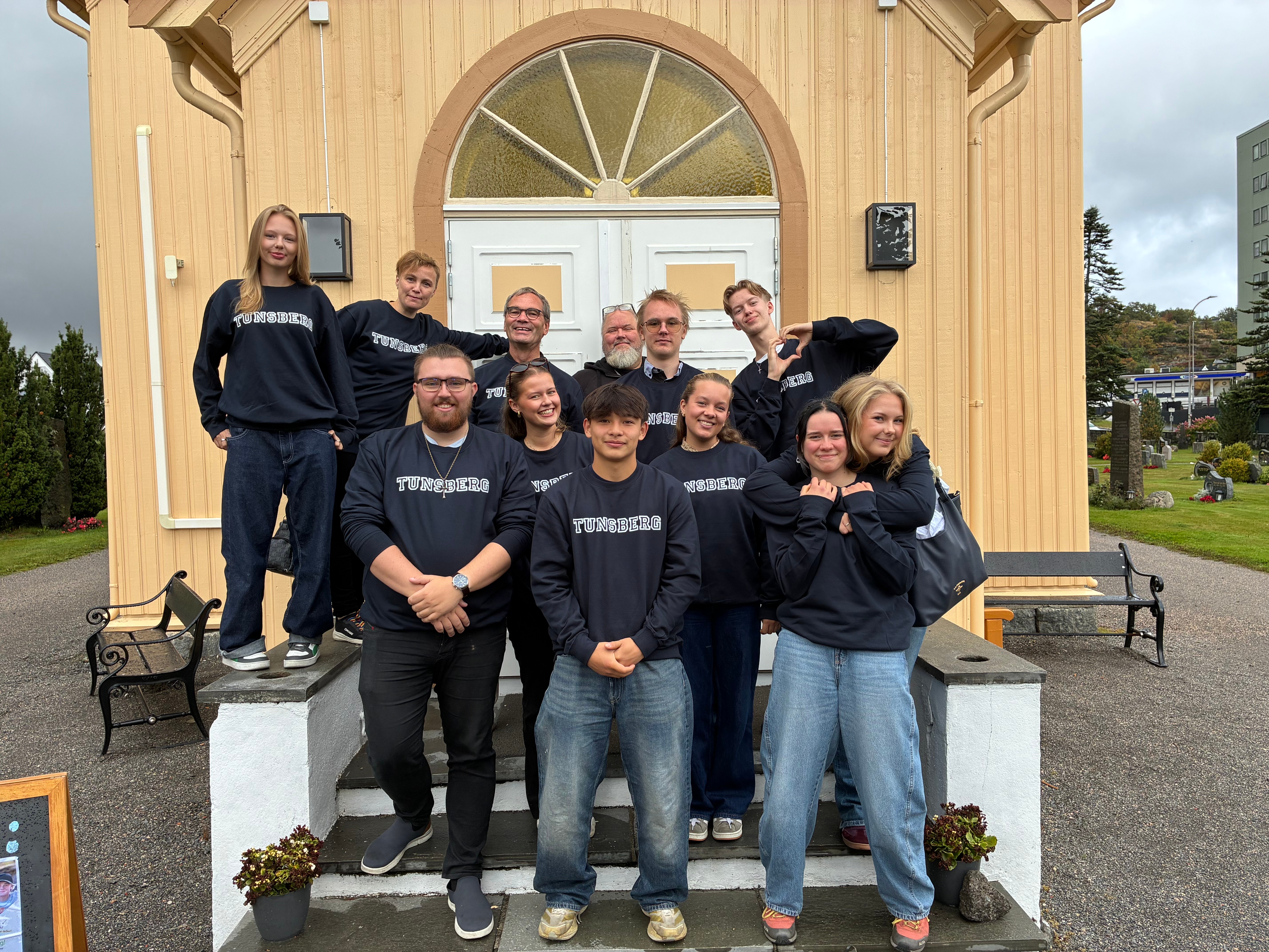 Deltakere på årets ungdomsting i Tunsberg. Bak fra venstre: Mille Chatin Ekman Riesto , Ringerike prosti, Anne- Marthe Bergsland Larsen, Ringerike prosti, Eigil Morvik, Tunsberg bispedømmekontor, Knut Zakariassen, Larvik prosti, Leo Emiil Scrøder Edvardsen, Sandefjord prosti, Håkon Wike Mørk, Sandefjord prosti. Foran fra venstre: Sebastian Kaltoft Hansen, Den norske kirkes ungdomsråd, Cornelia Bull, Sandefjord prosti, Lars Bjørnar Jentoft-Zhu, Sandefjord prosti, Linnea Flermoen, Larvik prosti, Elizabeth Fevang Koren, Tønsberg Domprosti, Lilly Oud, Ringerike prosti . Foto: Mari Braut
