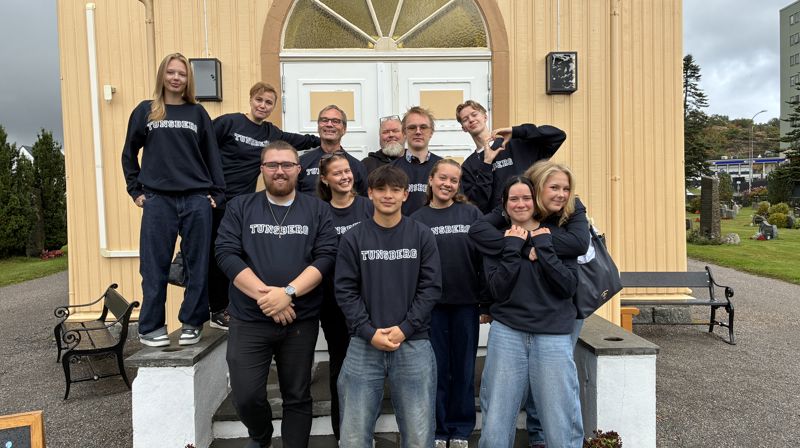 Deltakere på årets ungdomsting i Tunsberg. Bak fra venstre: Mille Chatin Ekman Riesto , Ringerike prosti, Anne- Marthe Bergsland Larsen, Ringerike prosti, Eigil Morvik, Tunsberg bispedømmekontor, Knut Zakariassen, Larvik prosti, Leo Emiil Scrøder Edvardsen, Sandefjord prosti, Håkon Wike Mørk, Sandefjord prosti. Foran fra venstre: Sebastian Kaltoft Hansen, Den norske kirkes ungdomsråd, Cornelia Bull, Sandefjord prosti, Lars Bjørnar Jentoft-Zhu, Sandefjord prosti, Linnea Flermoen, Larvik prosti, Elizabeth Fevang Koren, Tønsberg Domprosti, Lilly Oud, Ringerike prosti . Foto: Mari Braut