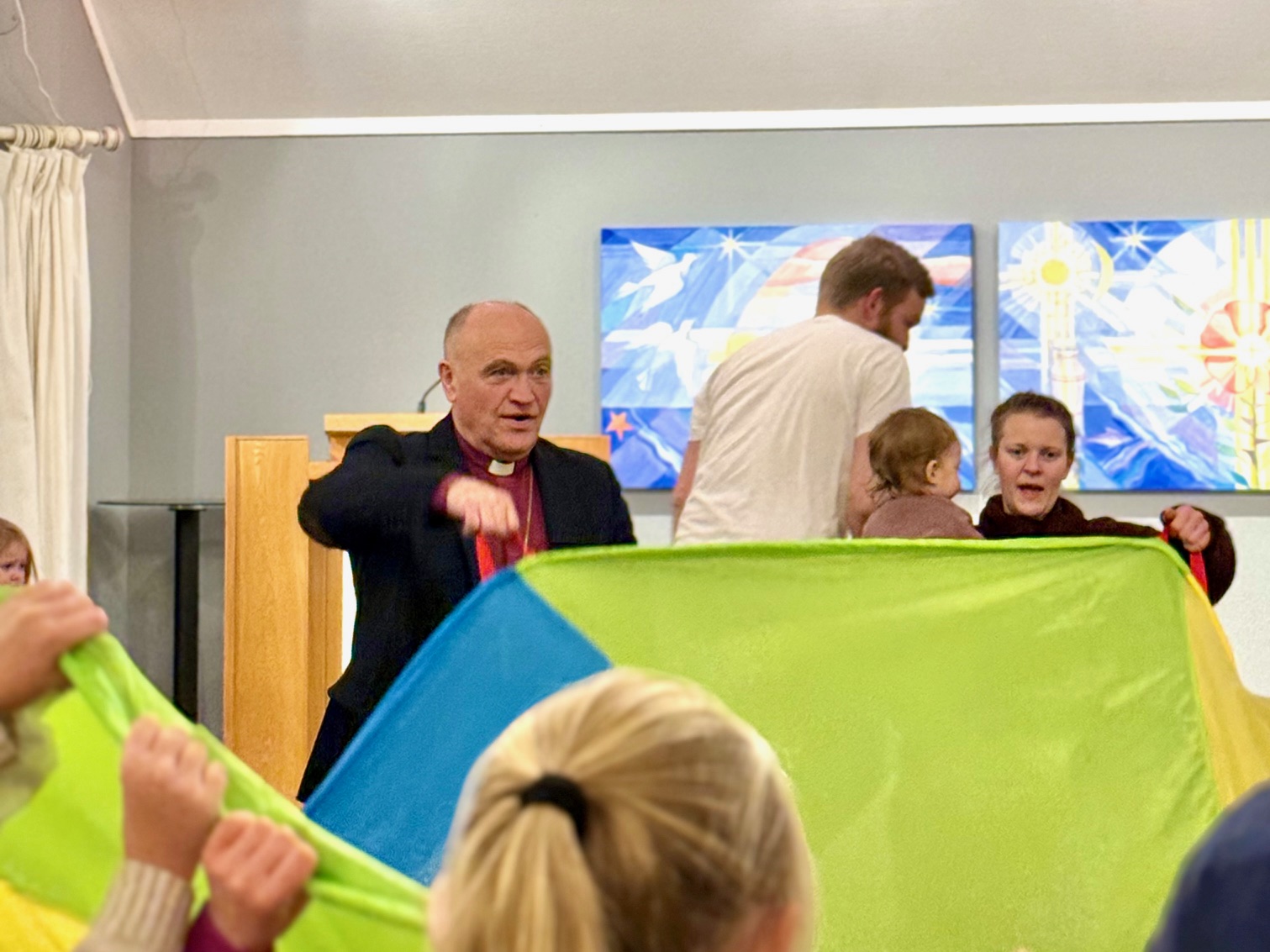 Biskopen var med på leken da han besøkte familiemiddagen på Tunheim. 