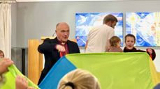 Biskopen var med på leken da han besøkte familiemiddagen på Tunheim.