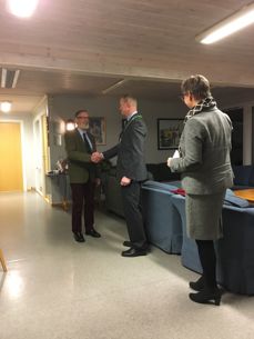 Helge Klingberg mottar gratulasjoner fra Erlend Larsen, ordfører i Stokke.