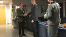 Helge Klingberg mottar gratulasjoner fra Erlend Larsen, ordfører i Stokke.