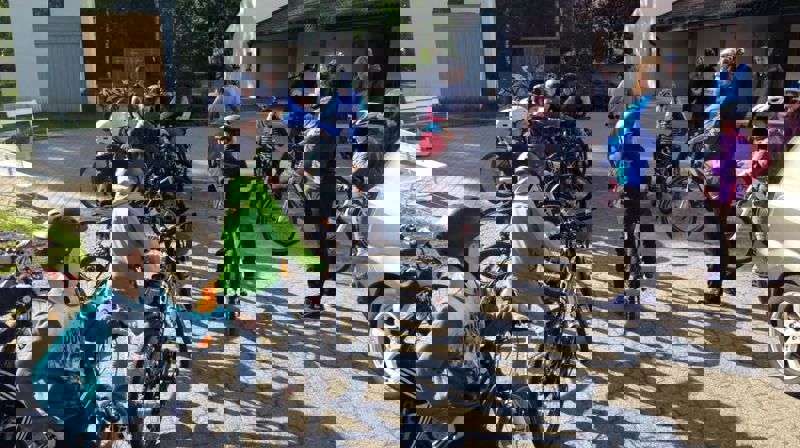 Tweens-klubben Adventura i Bugården kirke skal på sykkeltur. Klubben er en av mange i Tunsberg som er tilknyttet en av organisasjonene. Adventura er formelt tilknyttet KFUK/M. Foto: H.G-L