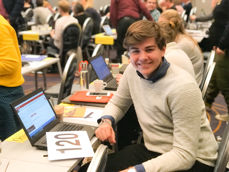 Henrik Wirak Onsrud på sin faste plass under plenumssamlingene på Kirkemøtet 2018. FOTO: Randi Langkaas