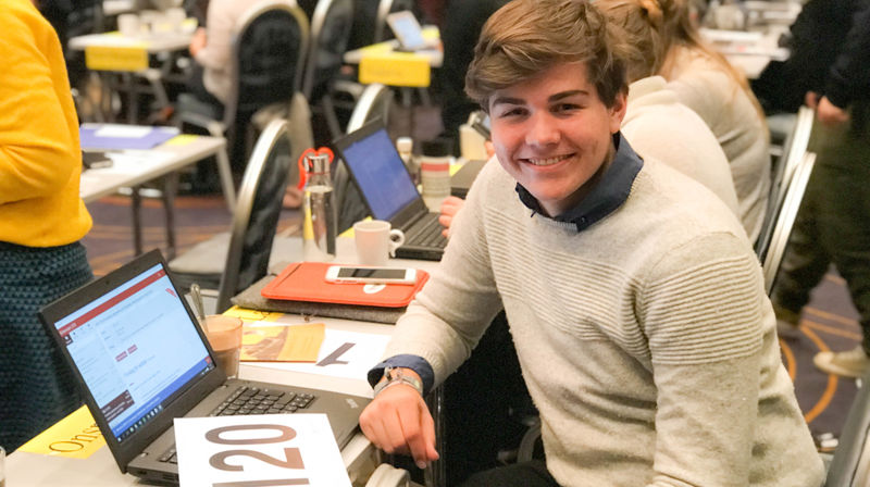 Henrik Wirak Onsrud på sin faste plass under plenumssamlingene på Kirkemøtet 2018. FOTO: Randi Langkaas