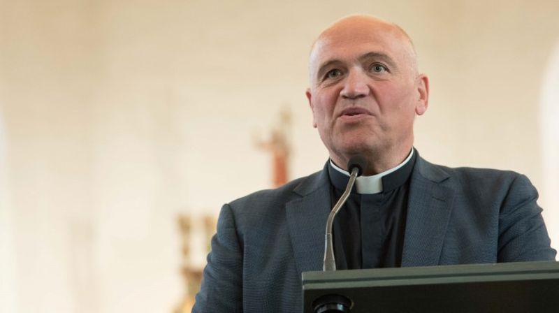 Jan Otto forteller at glede og livsalvor er helt sentrale elementer i livet hans. Bildet ble tatt under dagens pressekonferanse i Tønsberg domkirke.