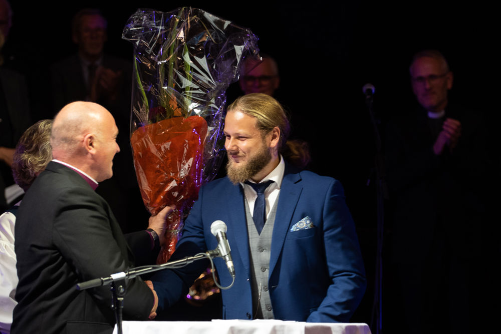 Leder for Ungdommens bispedømmeråd, Sondre Karstad, ønsker Jan Otto velkommen på vegne av unge i Tunsberg. 