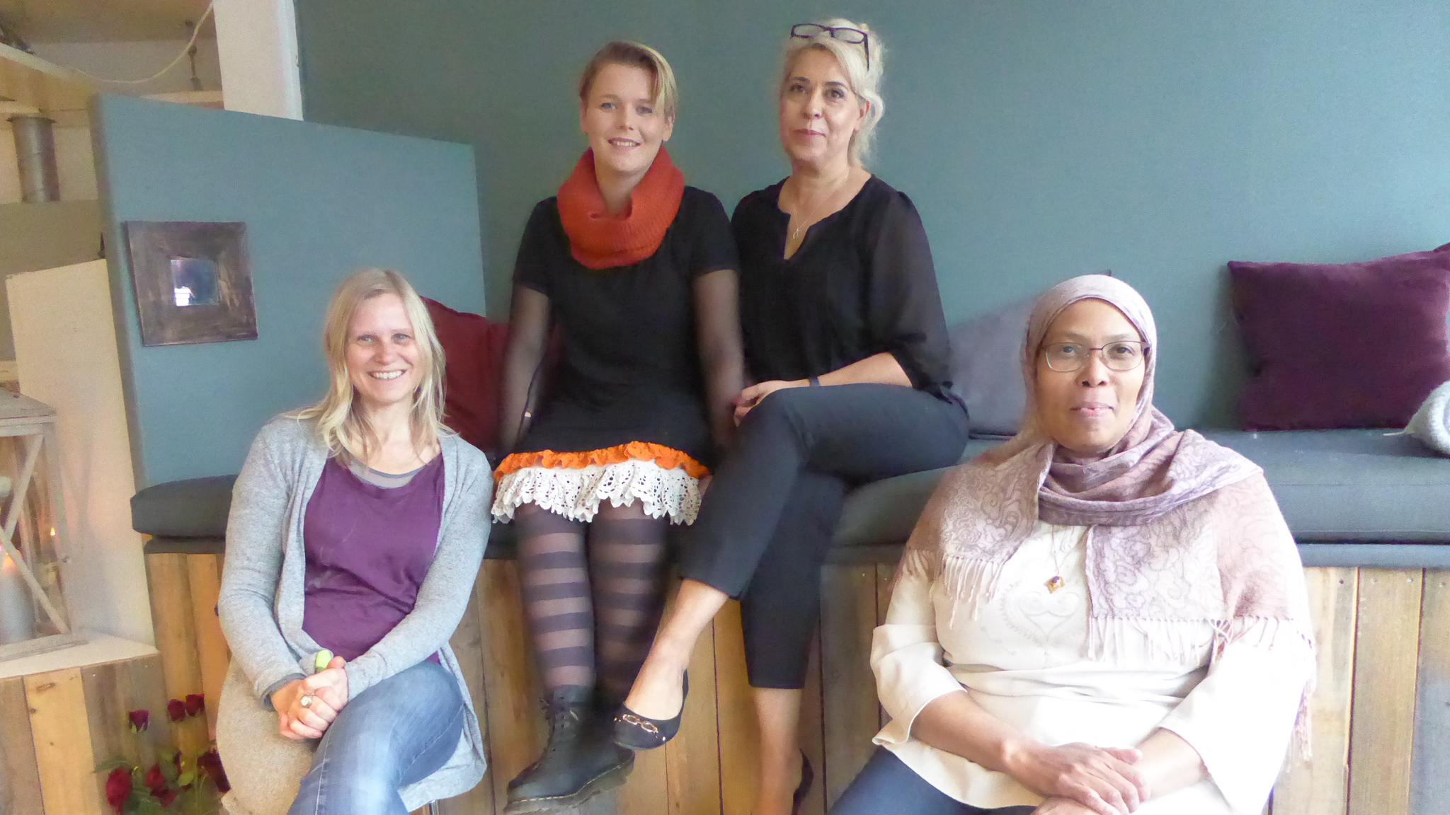 Hilde Kirkebøen (til venstre) sammen med tre engasjerte medarbeidere på kafé TID.