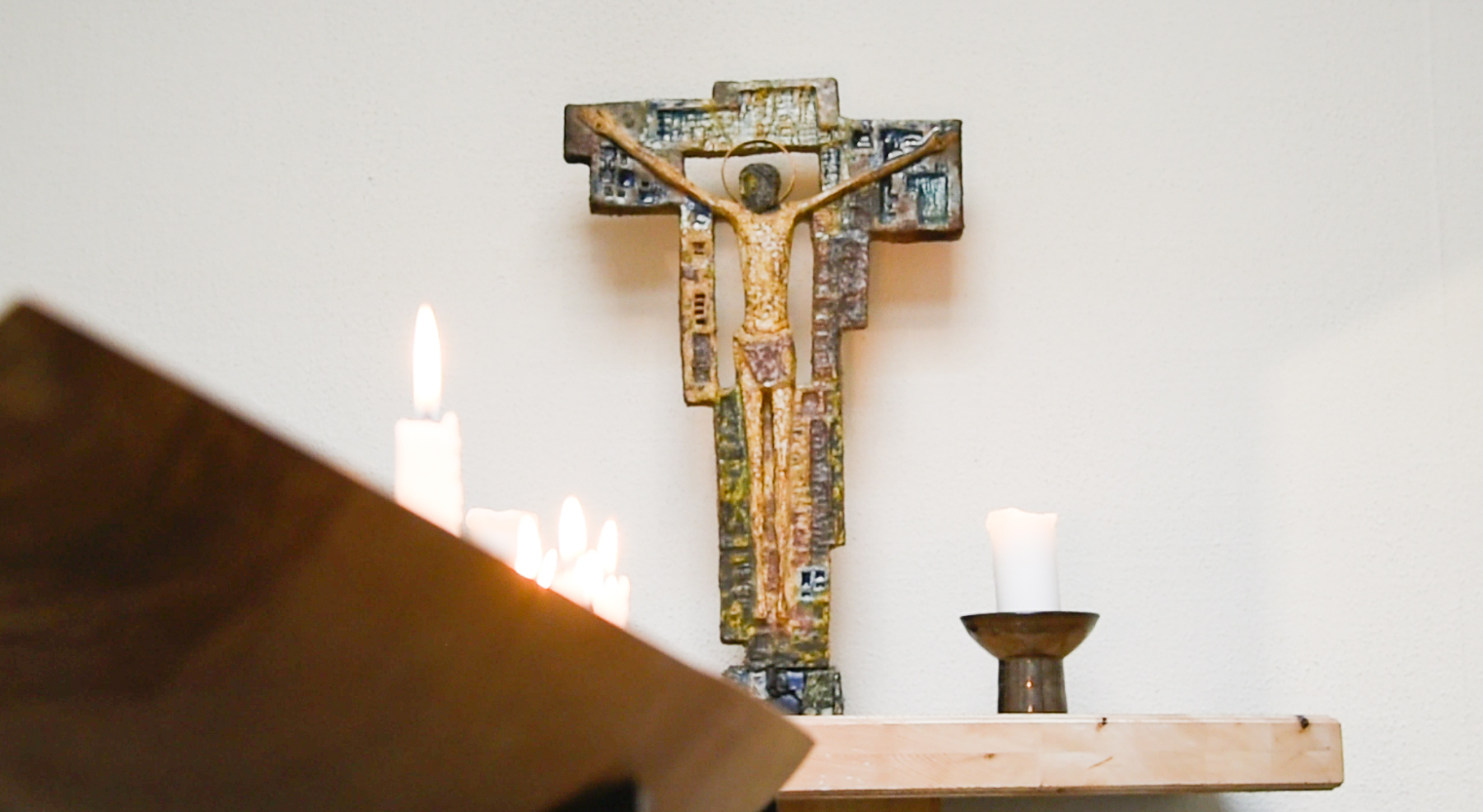 En av bidragsyterne, Tollef Thorsnes, står blant annet bak utsmykningen av det nyåpnede kapellet i Nanset kirke. Foto: HGL