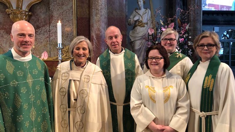 Noen av de som var involvert i avslutningsgudstjenesten. Fra venstre: Reidar Aasbø (sokneprest, Kongsberg), Herborg Finnset (biskop, Nidaros), Roar Tønnessen (prost, Kongsberg), Kristin Flatland Solbu (kantor, Kongsberg), Inger Johanne Frogh (kapellan, Kongsberg) og Nina Kirkerød (sogneprest, Sandsvær). FOTO: Lill Tone Grahl-Jacobsen.