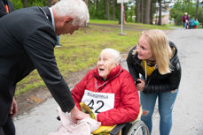 Ingeborg har gjennomført løpet med solid hjelp fra ledsager Elise. Her får hun medalje og en hilsen fra ordfører Ståle Versland. Se flere bilder av Elise og Ingrid i bildeserien under artikkelen.