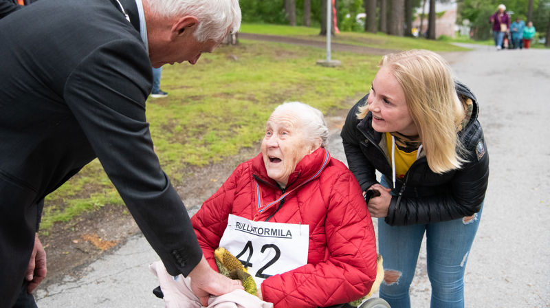 Ingeborg har gjennomført løpet med solid hjelp fra ledsager Elise. Her får hun medalje og en hilsen fra ordfører Ståle Versland. Se flere bilder av Elise og Ingrid i bildeserien under artikkelen.