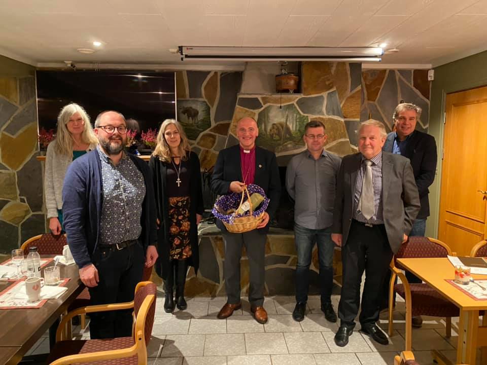 - I dag har eg hatt fine møter med menighetsrådsleiarar og menighetsråd i Veme og Lunder, skriver biskopen på sin Facebookside. På bildet finner du også kirkeverge Kjetil Gjerde og prost Kristin Saxegaard.