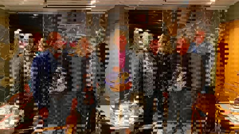 - I dag har eg hatt fine møter med menighetsrådsleiarar og menighetsråd i Veme og Lunder, skriver biskopen på sin Facebookside. På bildet finner du også kirkeverge Kjetil Gjerde og prost Kristin Saxegaard.