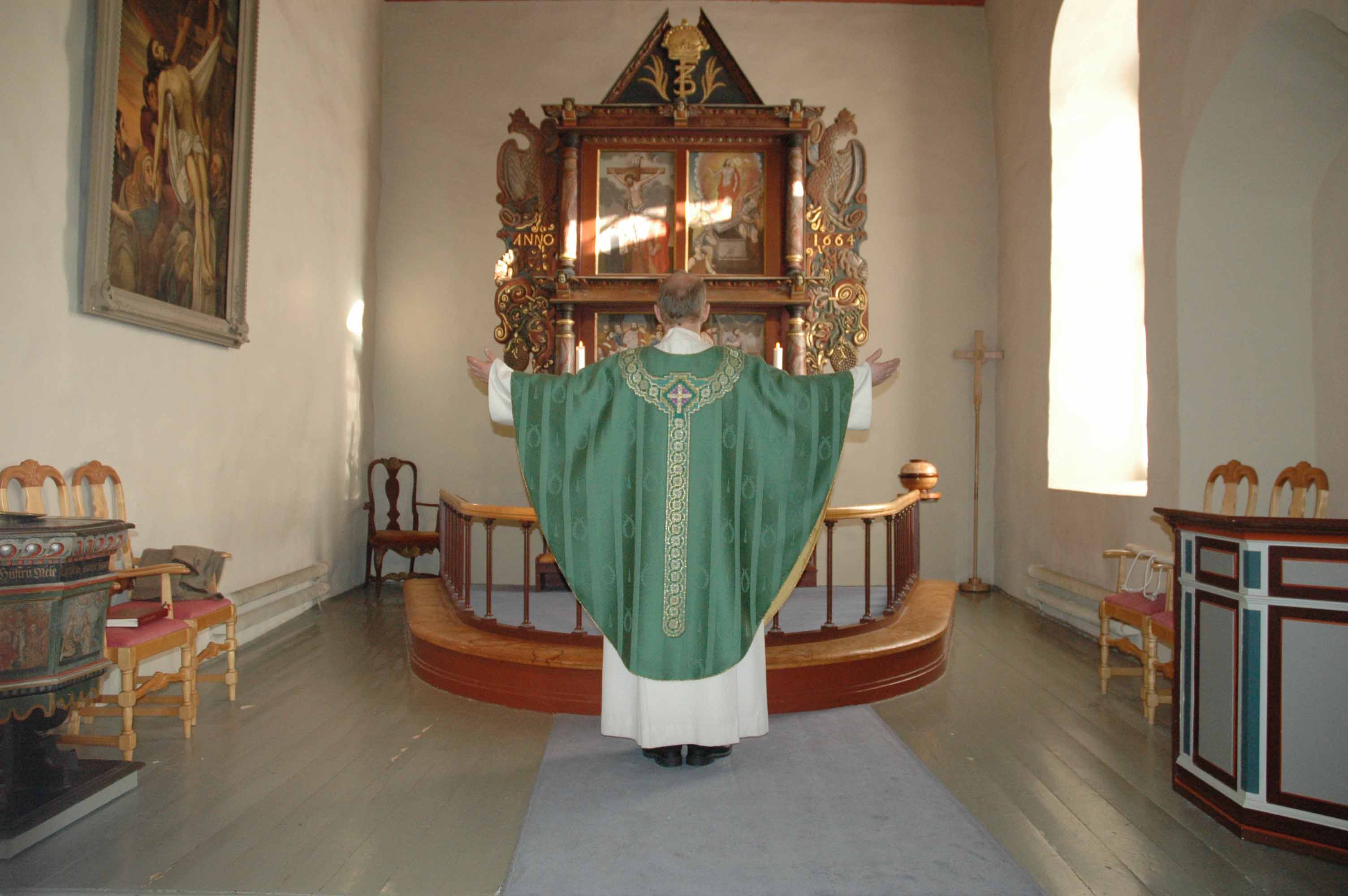 Messehagel er en liturgisk overbekledning som brukes av prester under nattverden og i høytider. Plagget er formet som en kort, fargerik kappe uten ermer og åpen i sidene som en tappert (heroldkappe) eller poncho. Under messehagelen bærer alltid presten en hvit alba, en vid kjortellignende geistlig drakt som rekker til anklene og ikke må forveksles med en prestekjole, selv om mange kaller den nettopp det. Foto og kunstneren bak den grønne messehagelen i Botne kirke: Kristin Lindberg