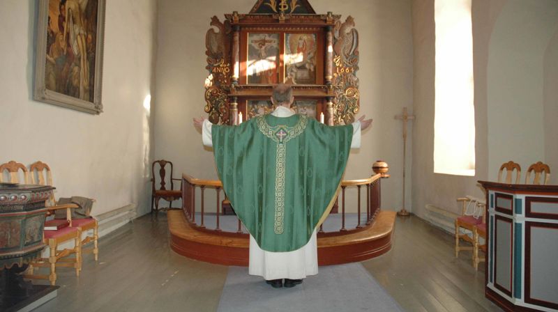 Messehagel er en liturgisk overbekledning som brukes av prester under nattverden og i høytider. Plagget er formet som en kort, fargerik kappe uten ermer og åpen i sidene som en tappert (heroldkappe) eller poncho. Under messehagelen bærer alltid presten en hvit alba, en vid kjortellignende geistlig drakt som rekker til anklene og ikke må forveksles med en prestekjole, selv om mange kaller den nettopp det. Foto og kunstneren bak den grønne messehagelen i Botne kirke: Kristin Lindberg