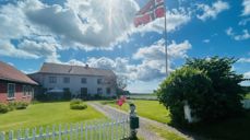 Flagget vaier i solen ved Borre prestebolig. Foto: Carl-Ove Fæster