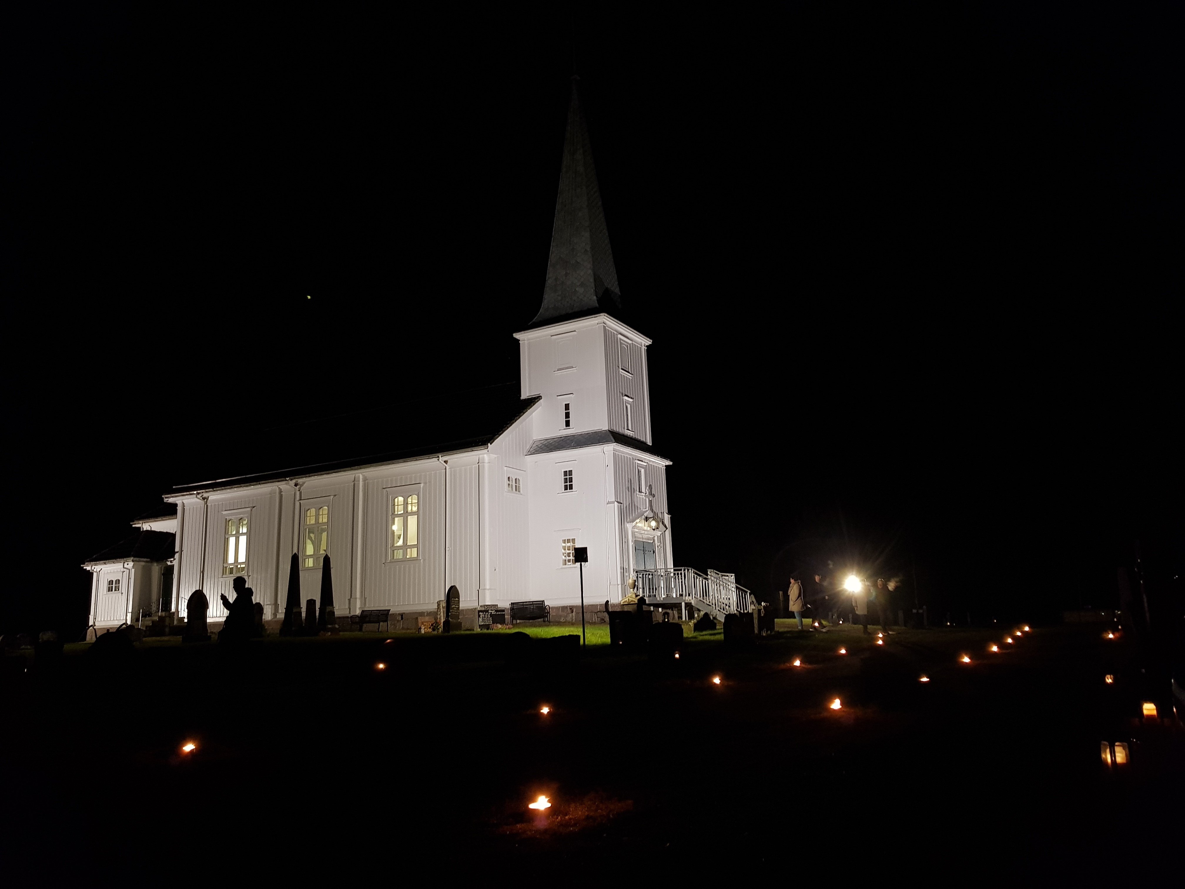 Åsnes Finnskog kirke med tente lys på allehelgensdag. Foto: Anne Bråten Edvardsen