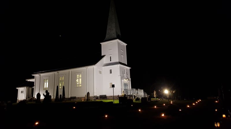 Åsnes Finnskog kirke med tente lys på allehelgensdag. Foto: Anne Bråten Edvardsen