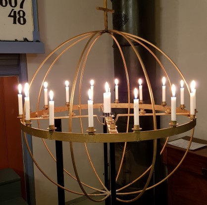 Lysglobe i Åsnes Finnskog kirke. Foto: Anne Bråten Edvardsen