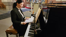 Olena Yuryeva i Arneberg kirke. Foto: Anne Bråten Edvardsen