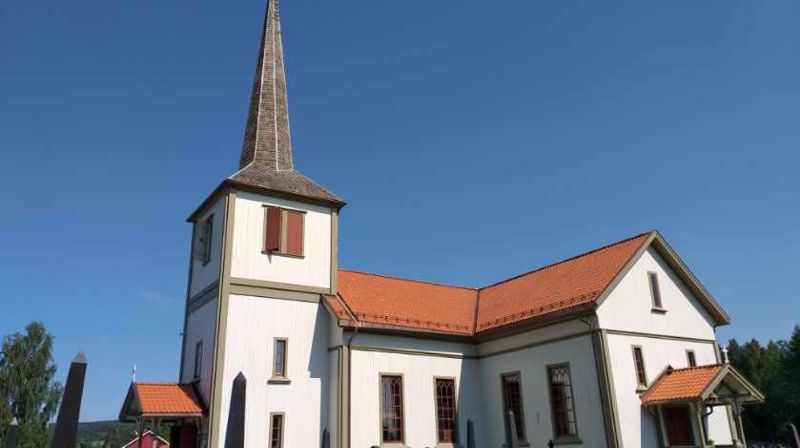 Åsnes kirke en fin sommerdag. Foto: Anne Bråten Edvardsen.