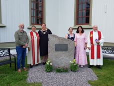 Minnestein ved Åsnes kirke er avduket. På bilde fra venstre: Tord Langmoen, Trine Færevåg, Kari Heggelund, Ann Kristin Botten Øwre, Nina Aaser Damhaug og Runar H. Olsen. Foto: Anne Bråten Edvardsen.