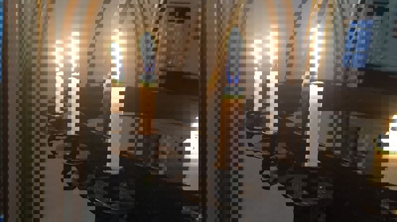 Ta del i lys tenning i Hof kirke