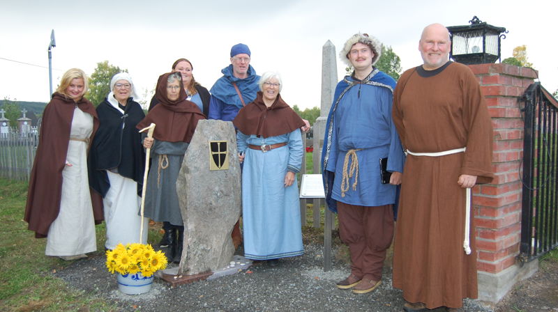 Mange involverte da Olavssteinen ved Hof kirke ble avduket under Jernalderdagene.