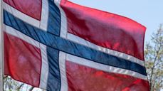 Norsk flagg i solskin