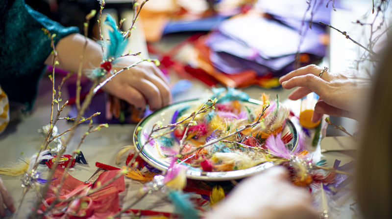 Fastelavnssøndag med boller, fastelavnsris og utdeling av 6-årsbøker (foto: Bo Mathisen/Dnk).