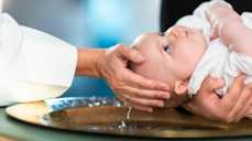 I dåpen blir vi en del av det kristne trosfellesskapet og medlem av kirken. Det som skjer i dåpen gir trygghet. Foto: Den norske kirke.