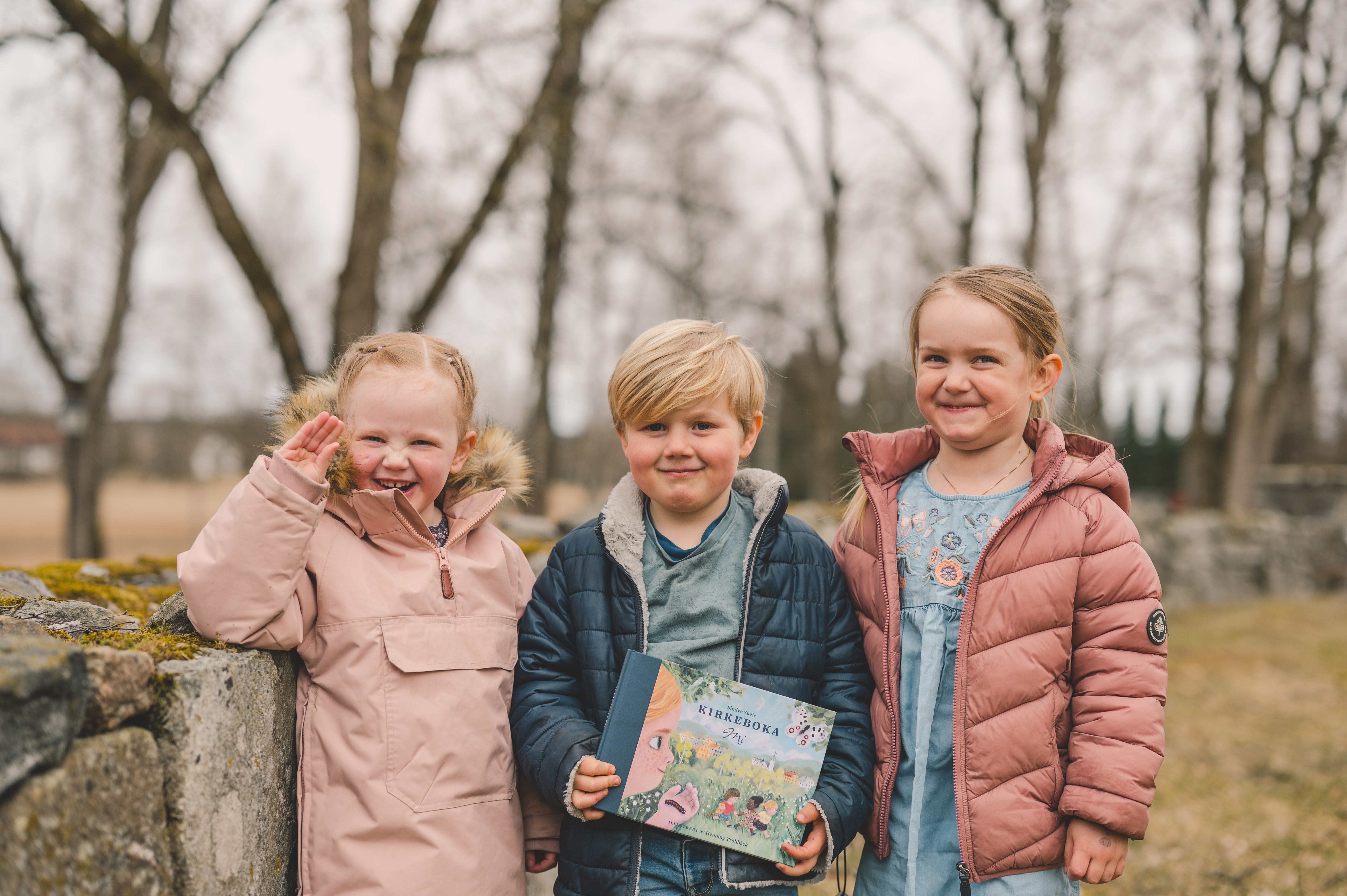 3 glade 4-åringer som har fått utdelt 4-årsboka.