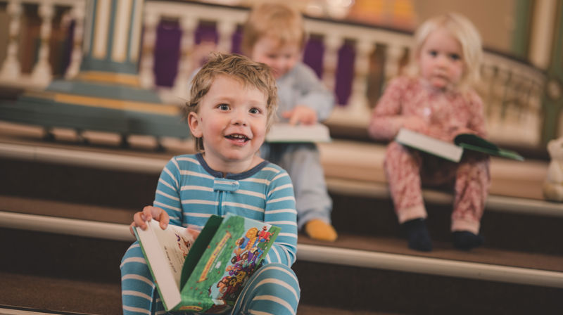 3 fornøyde 3-åringer som har fått utdelt en barnebibel. Foto: Noiva photography