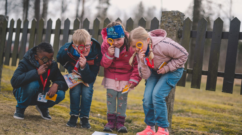 Agenter med forstørrelsesglass og klare for å løse oppgaver. Foto: Noiva Photography