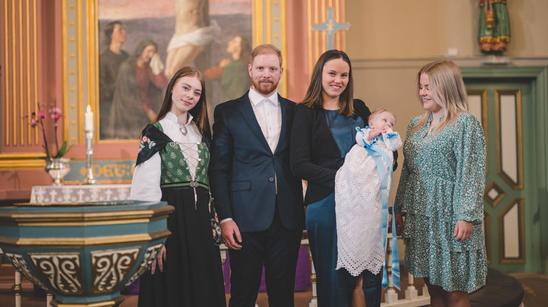 Dåpsbarnet sammen med foreldre og faddere.