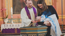 Her blir lille Henrik døpt av sokneprest Magne Torbjørnsen