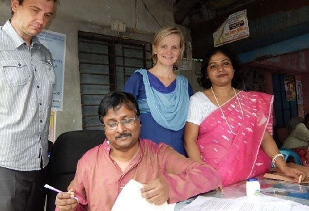 Nelson Sarker, Normisjons leder i Bangladesh, undertegner kontrakten om kjøp av tomt til det fremtidige Martin Luther College. Bak fra venstre: Hans-Jørgen Hagen og Torunn Tjelle som har vært Normisjons utsending i fire år i Bangladesh og rektor ved Martin Luther College, Mittali Maria Costa. 