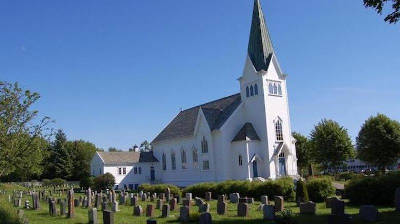Lindås kyrkje (foto: heimesida til Lindås sokn)