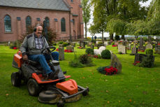 Synstolkning: Gresset klippes på Ås kirkegård