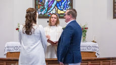 Synstolkning: Bjørg og Are giftet seg på drop-in i 2023. Her sammen med prost Kjerstin Jensen i Ås kirke. Foto: Inger Eide Nordseth