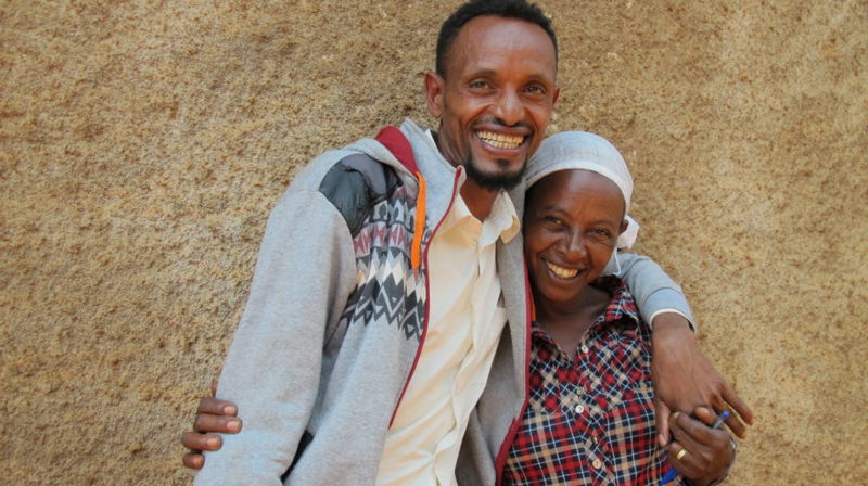 Aragash Tolasa (t.h) og Badhassa er opptatt av likeverdighet mellom menn og kvinner. De er aktive i vårt misjonsprosjekt og har nettopp vært med i en aksjon mot mishandling av kvinner. Foto: Marit Breen.