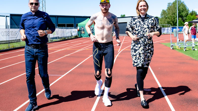Sokneprest Tom Egil Nordengen, Hans Amund Solberg og prost Kjerstin Jensen løper sammen rundt Ås stadion. Foto: Bonsak Hammeraas