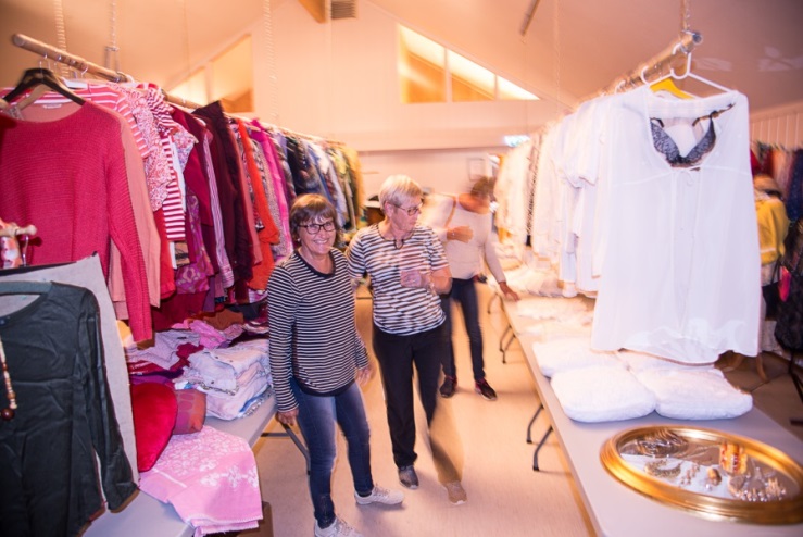 Synstolkning: bilde fra loppemarkedets klesavdeling