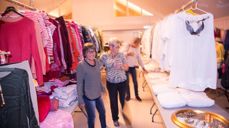Synstolkning: bilde fra loppemarkedets klesavdeling